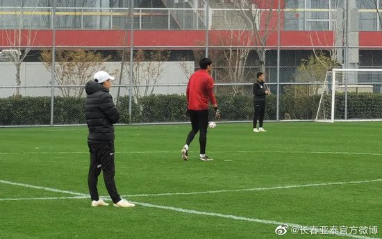 比赛上来，广东就捍卫主场打出21-7开局，同曦进攻端办法不多，广东倒是全民皆兵，胡明轩状态火热单节轰下13分，广东单节轰下46分直接建立20分领先，次节广东进攻端继续保持侵略性，布莱克尼站出来接连取分，但布鲁克斯有攻有传给出回应，邬挺嘉和马国栋一内一外成为替补奇兵止血，同曦半场落后18分。